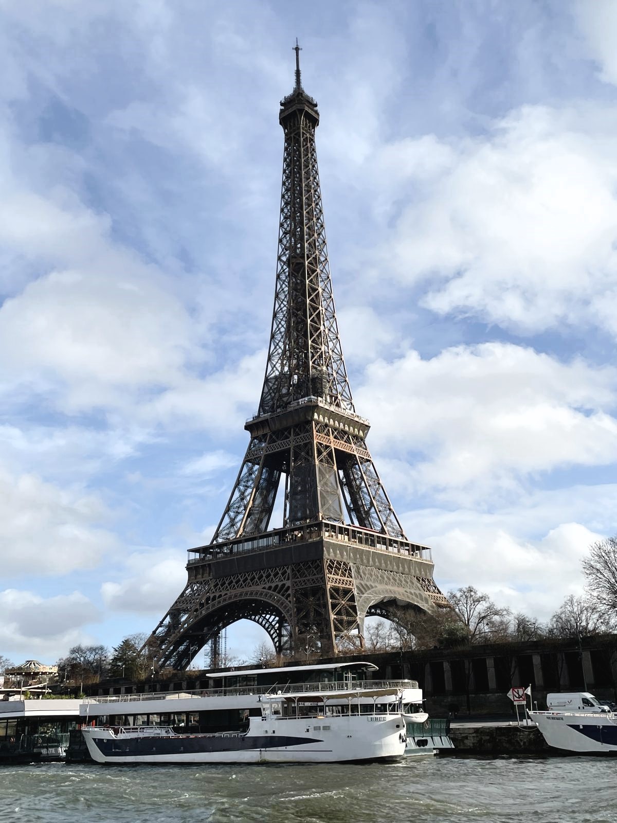 파리 센 강에 비가 오면